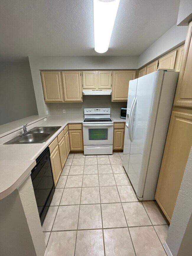 Foto del edificio - 2Bdrm 2Bath in Hunters Creek -- Fresh Pain...