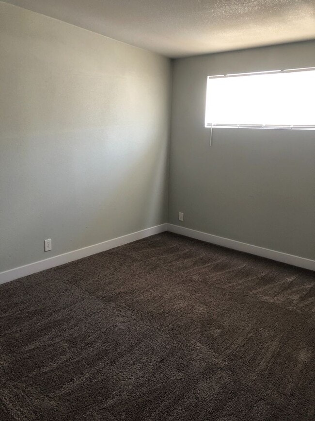 Foto del edificio - NEWLY REMODELED 3 BEDROOM 2 BATH HOME COME...