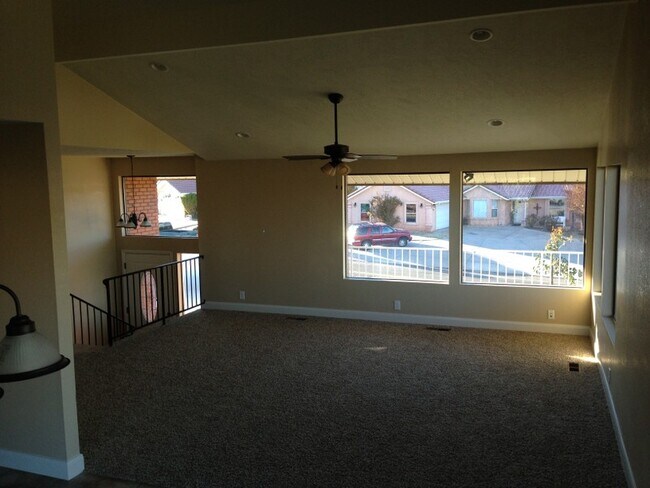 Building Photo - 910 E Fort Pierce Dr