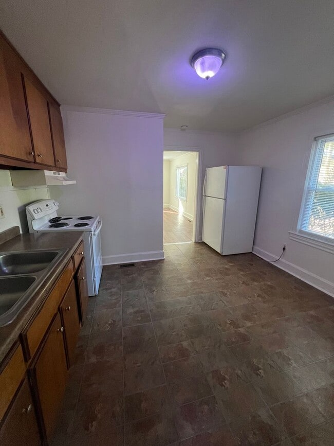 Building Photo - Charming 2 bedroom, 1 bathroom Home Located in the Desirable Greenville, SC Area!