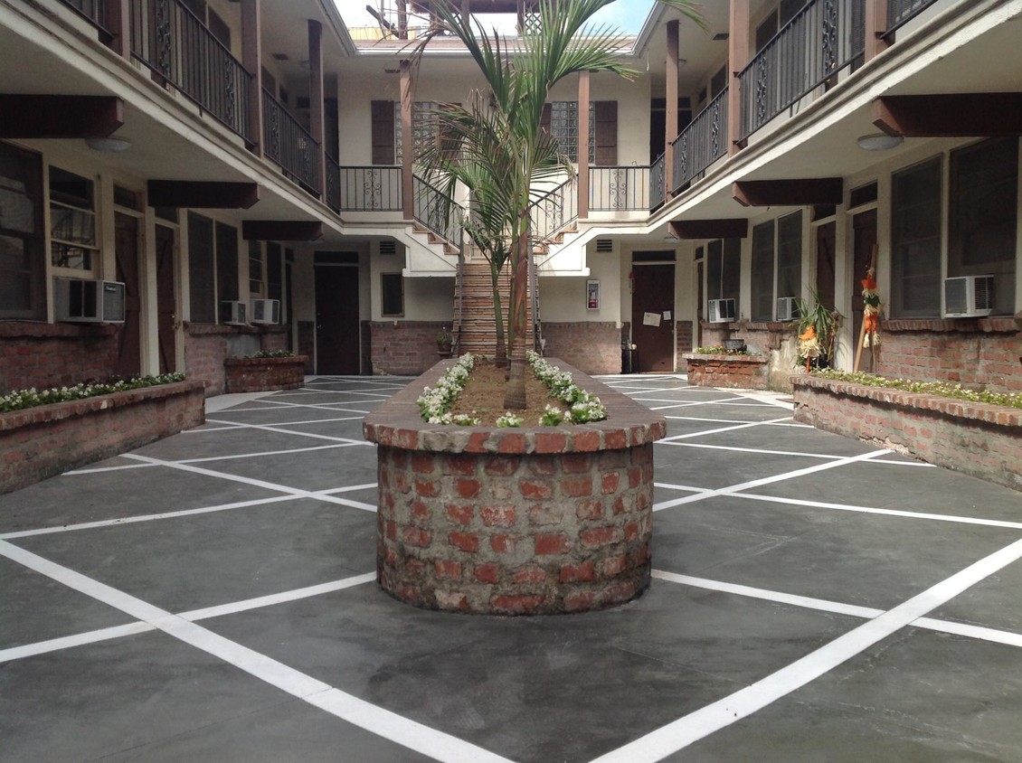 Primary Photo - Beverly Hills Bungalos