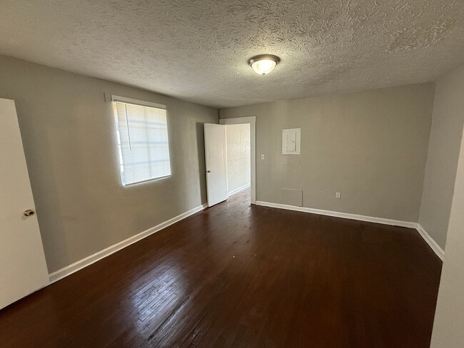 Building Photo - *AVAILABLE NOW*Total Electric*** 1 Bedroom...