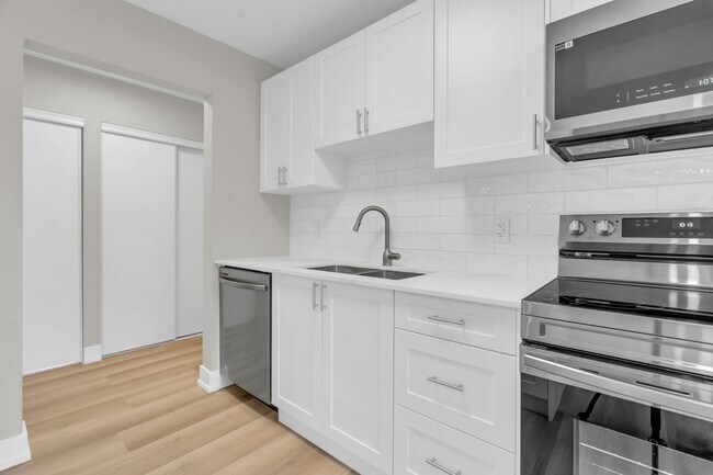 Building Photo - 2 Bedroom - Macgregor Cres