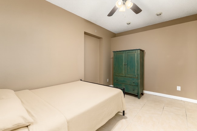 Building Photo - 2348 W Laurel Ln