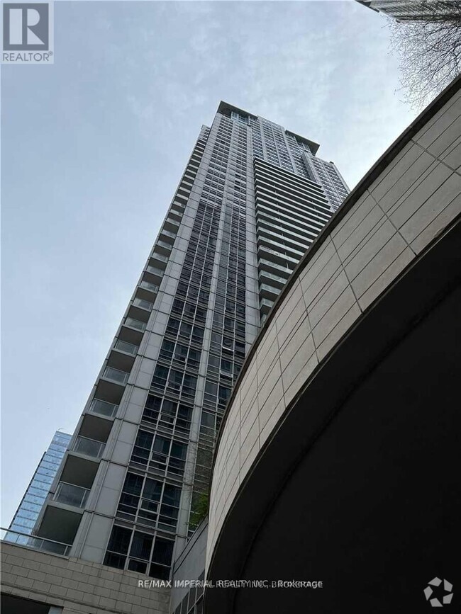 Building Photo - 761-2761 Bay St.