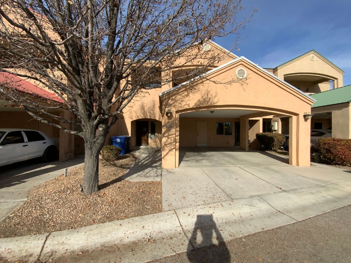 Foto principal - 3 Bedroom Town home Near 4th Street SW & B...