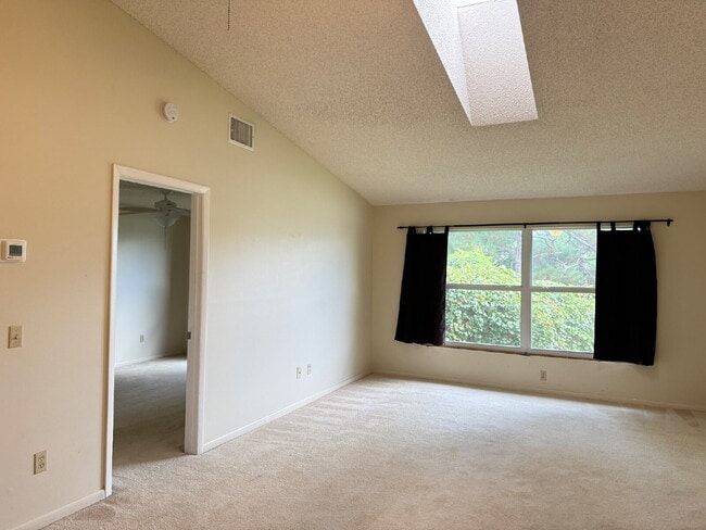 Foto del edificio - Spacious 2BR/2BA Condo with Vaulted Ceilin...