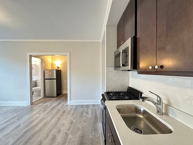 Building Photo - 3335 W Diversey Ave
