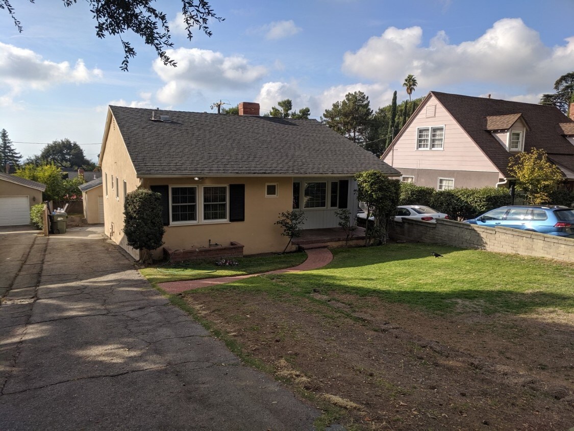Foto principal - 1108 E Altadena Dr
