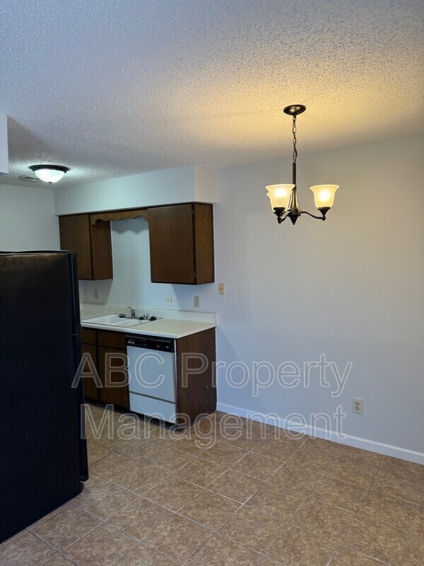 Building Photo - 1210 W Bishop Dr