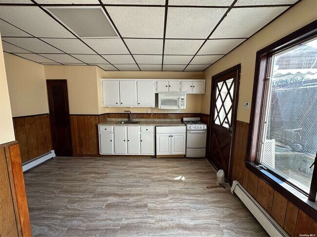 Building Photo - 57-34 57th Dr