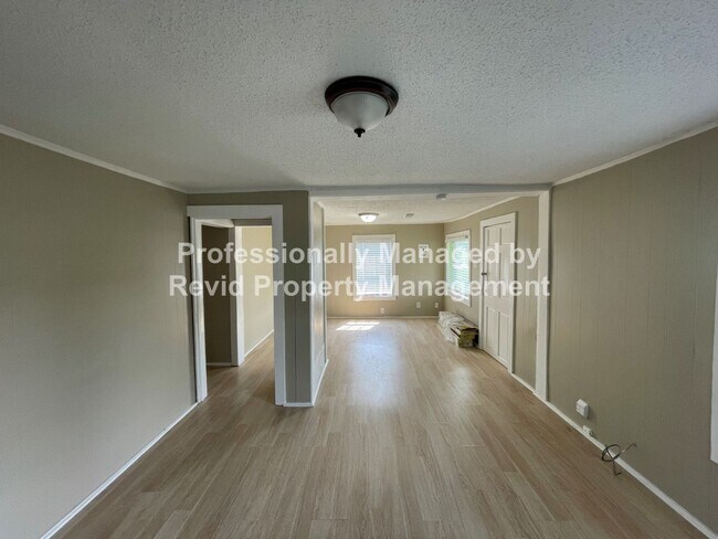 Building Photo - Modern home in Whiteaven!