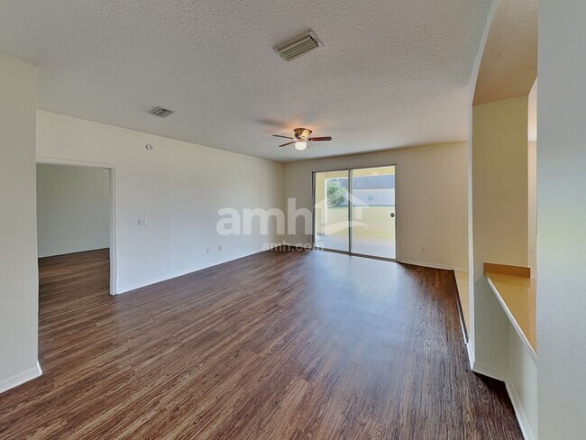 Foto del edificio - 701 E American Eagle Dr