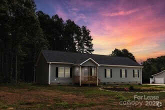 Building Photo - 2070 Travis Rd