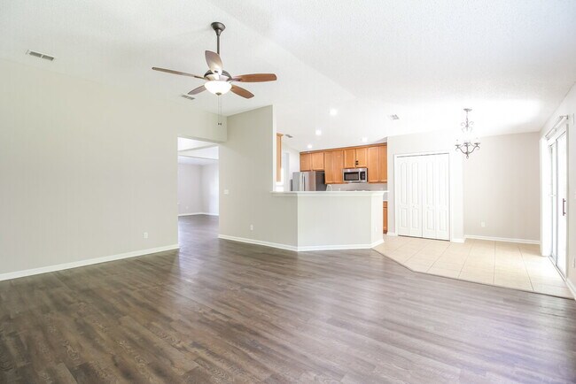 Foto del edificio - 6602 River Falls Dr