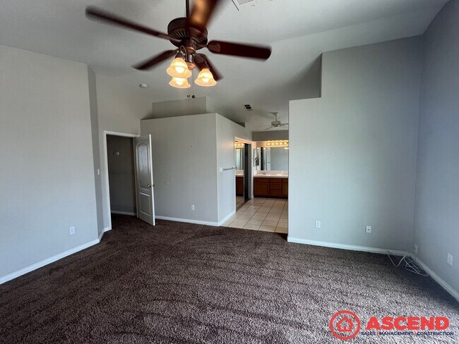 Foto del edificio - Stunning 5 Bedroom In Gated Community!