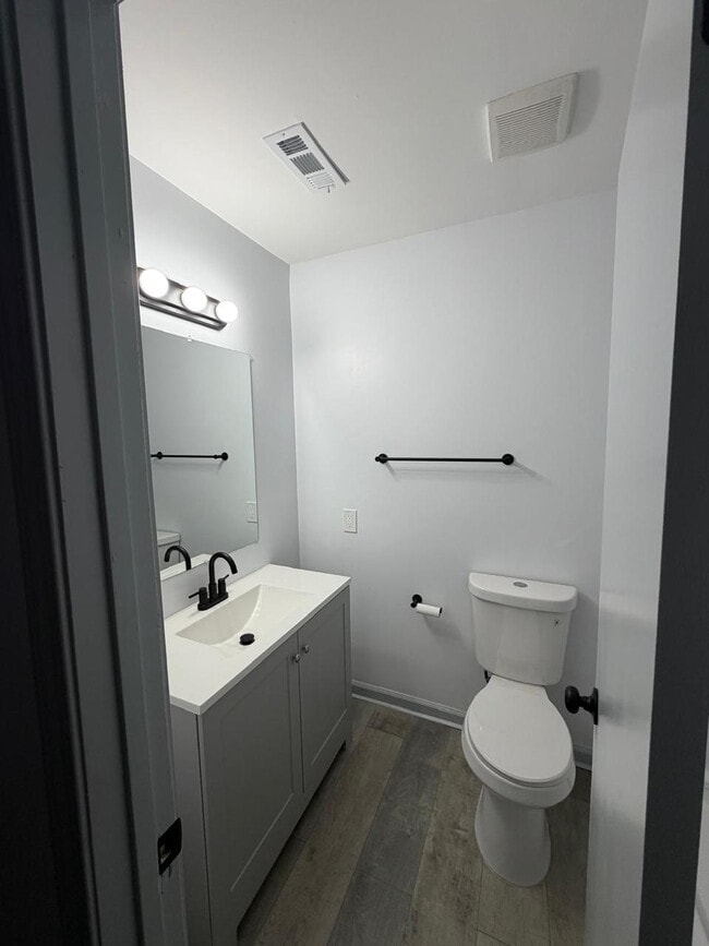 Foto del edificio - Room in House on Zachary Dr