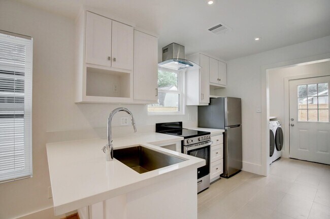 Building Photo - 6109 N Main St