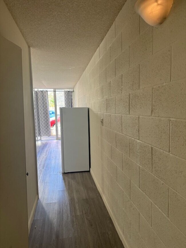 Foto del edificio - Likini West Studio Unit. Salt Lake Neighborhood. Available Now!