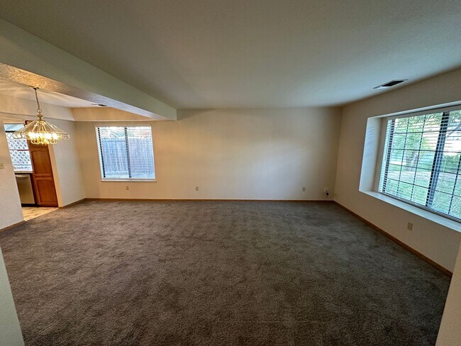 Foto del edificio - Move in Special see Ad