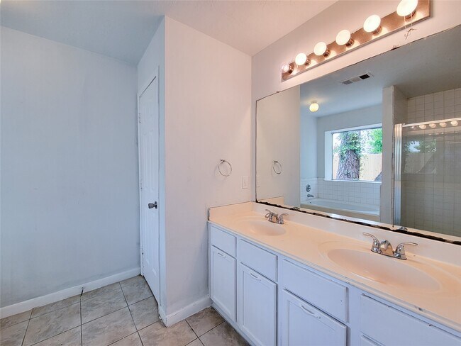 Foto del edificio - 3307 Pine Dust Ln