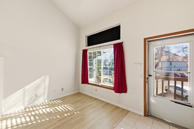 Foto del edificio - Open Concept Two Bed Two Bath Townhouse!