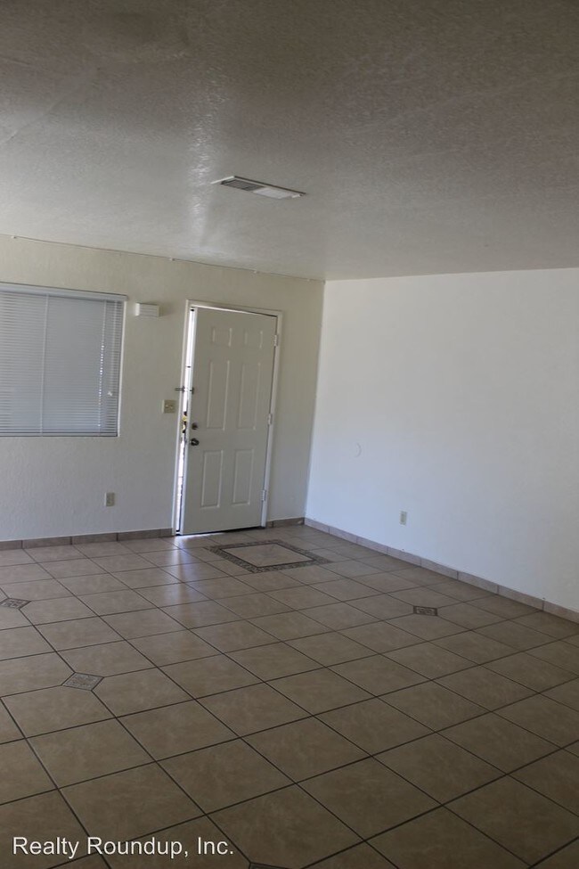 Building Photo - 827 Dundee Way