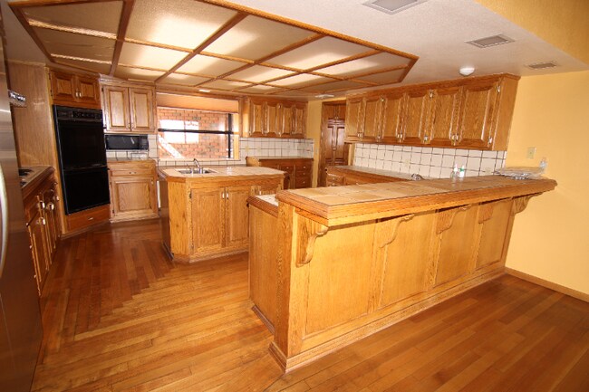 Building Photo - 335 Hilltop Dr