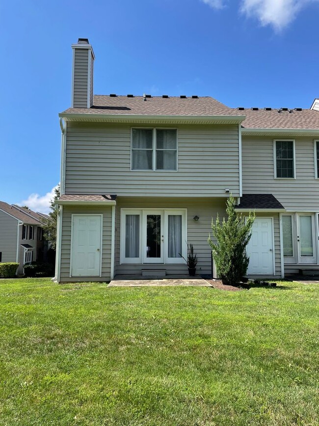 Building Photo - Super Clean Townhome in Springhill Farms