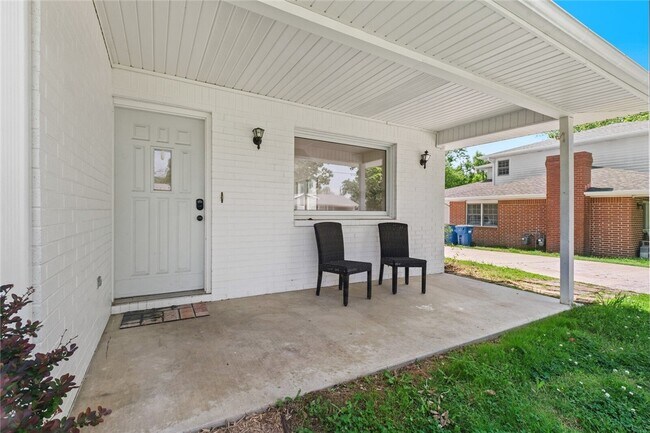 Building Photo - 1604 Oakwood Ave
