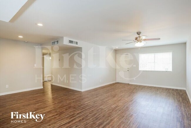 Foto del edificio - 1615 W Bluefield Ave