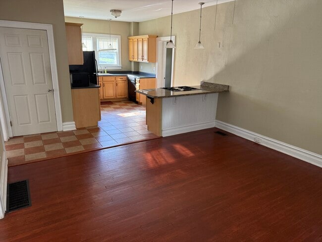 Family Room - 534 11th Ave