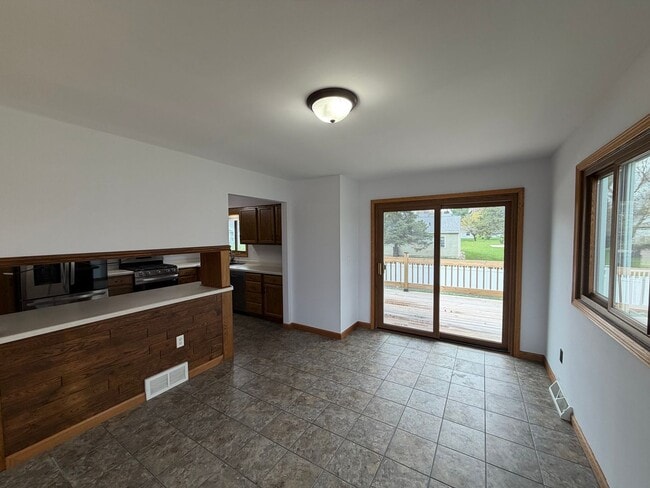 Building Photo - 5 Bed 2 Bath Single Family Home in Marshfield