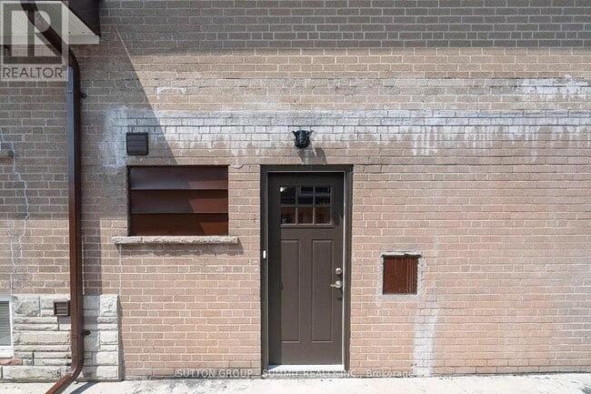 Building Photo - 208 Giltspur Dr