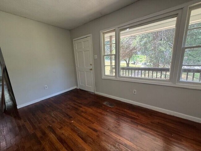Foto del edificio - Charming 3 Bedroom Home on Secluded Street...
