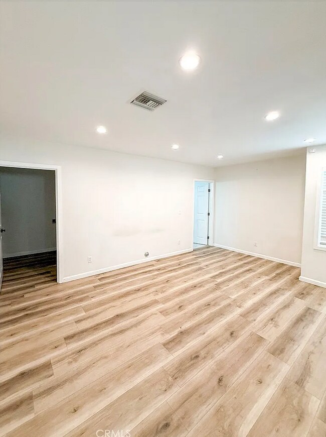 Foto del edificio - 10430 Densmore Ave