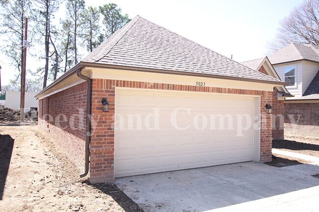 Foto del edificio - 5023 Acorn Dr