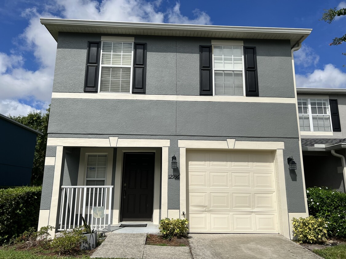 Beautiful Townhome w/ repainted exterior - 12936 Lexington Summit St