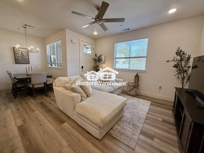 Building Photo - Don't miss out on this stunning 3 Bed 3 Bath Townhome