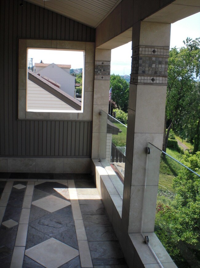 balcón con vista a la ciudad - 2433 Cobden St