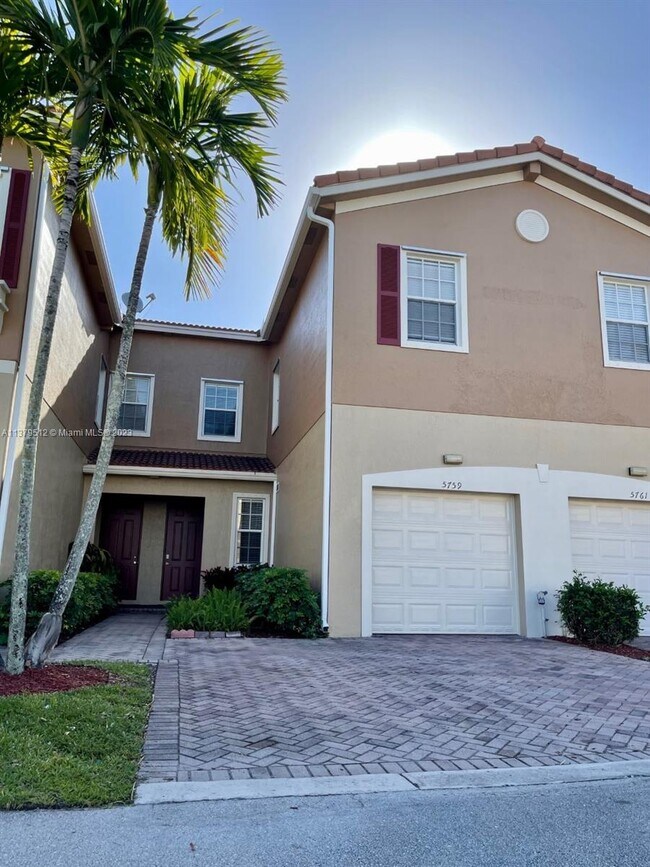 Foto del edificio - 5759 Hampton Hills Blvd