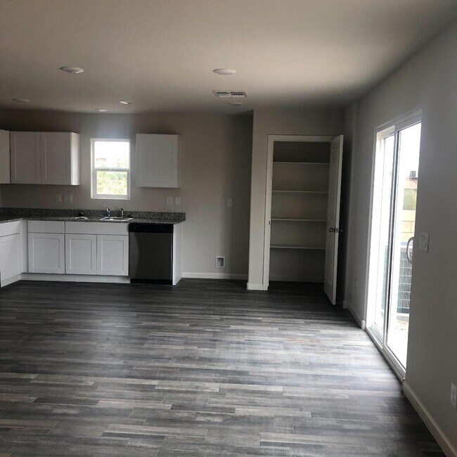 Building Photo - 2425 Sandpiper Dr