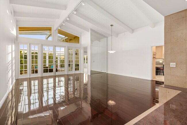 Building Photo - 221 Bellino Dr