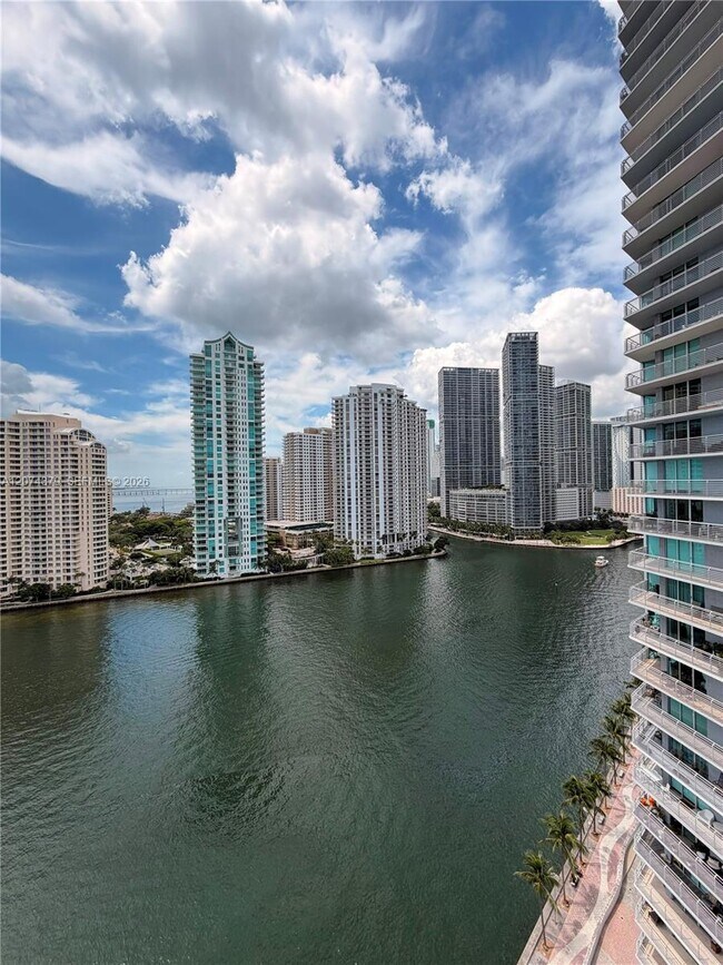 Foto del edificio - 335 S Biscayne Blvd