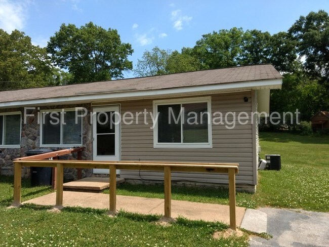 Foto del edificio - 2 bedroom 1 bath Duplex East Ridge