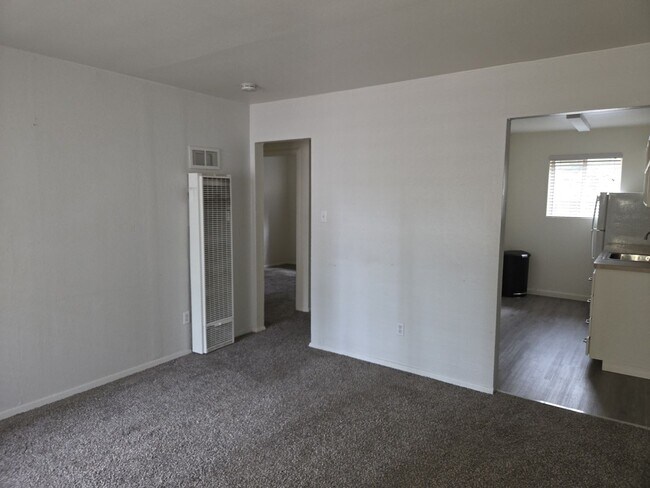 Building Photo - Newly remodeled apartment walk to the lake