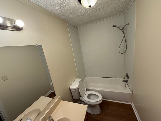Building Photo - 3 Bedroom 1 Bath on 2 Acres Newnan, Ga