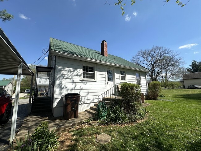 Building Photo - 204 S Greensburg St