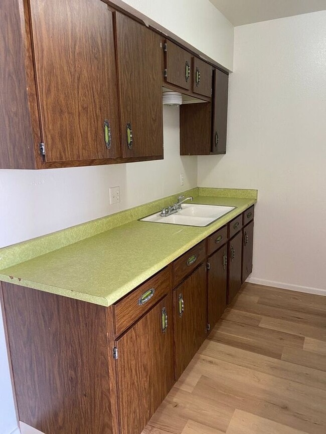 Building Photo - Bright 1 bed with front patio