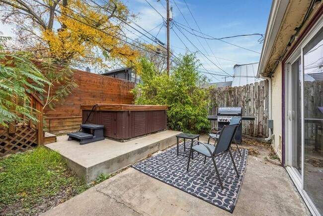 Foto del edificio - 2106 Kenwood Ave